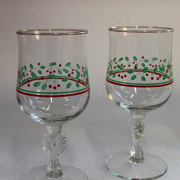 Vintage Holly Berry Goblets – Set of 5 | Christmas Glassware - Picture 4 of 11
